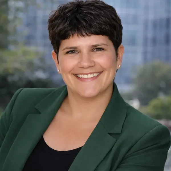 מומחית רגולציה